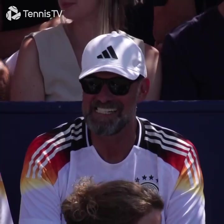 克洛普身穿德国队球衣，在马略卡看网球比赛